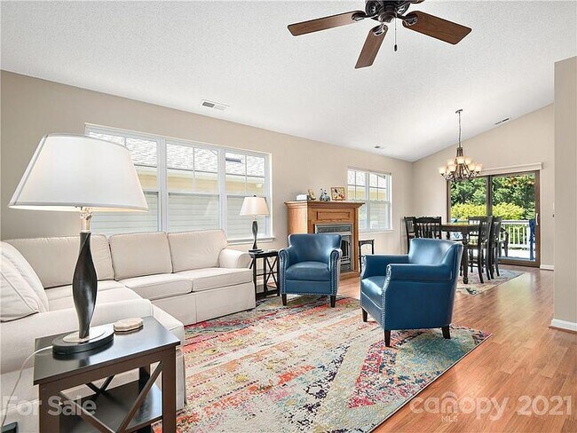 Sala de estar - 50 Clear Creekside Dr