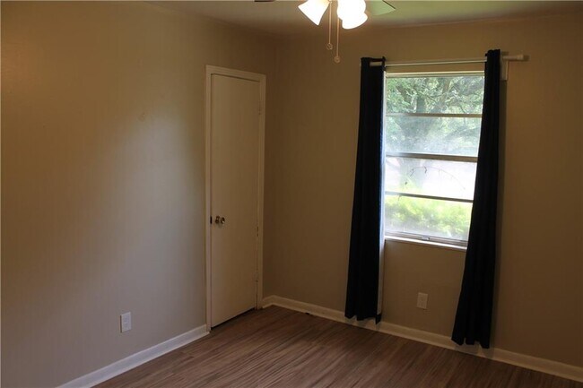 Foto del edificio - 1002 Centerwood Dr