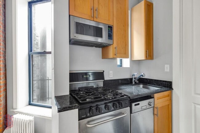 Building Photo - 246 Mott St