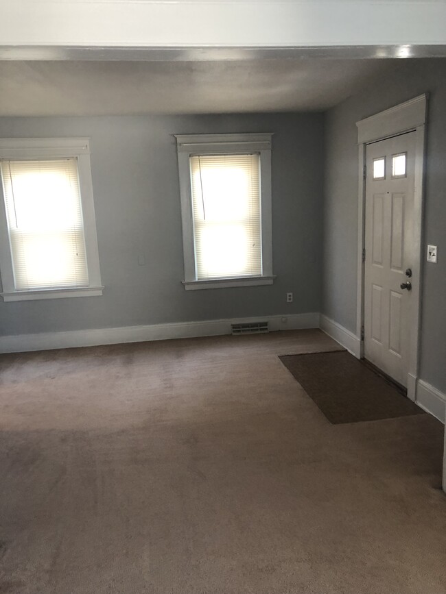 Dining room - 437 Halley St