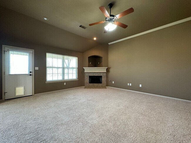 Building Photo - Spacious Elegance: Your Dream 3 Bed, 2 Bat...