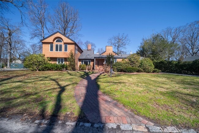 Foto del edificio - 143 Round Hill Rd