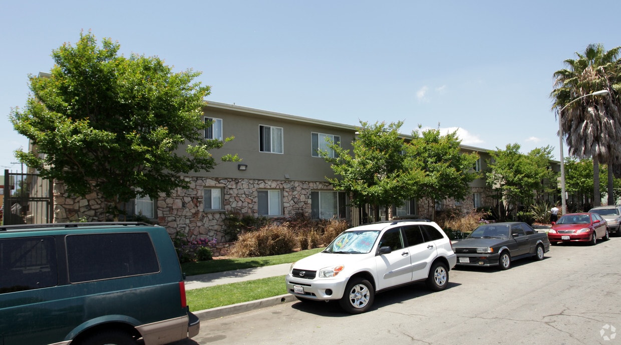 Primary Photo - Cedar Court South