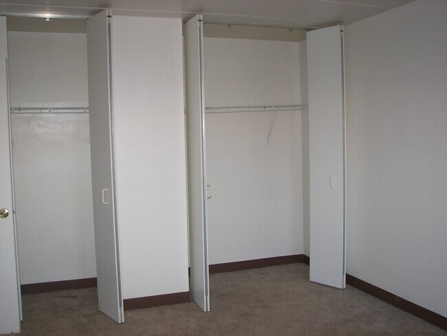 Closets - 757 Belmont Blvd