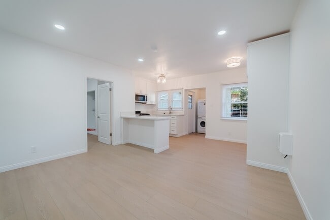 Building Photo - 681 Hillside Terrace