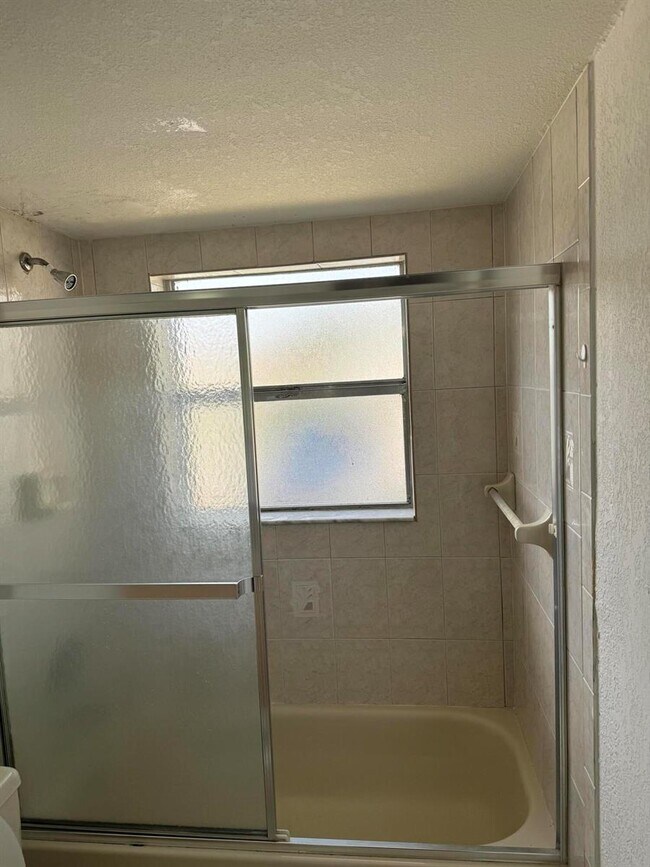 Building Photo - 10202 Twin Lakes Dr