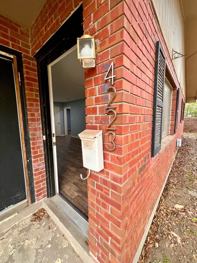 Foto del edificio - 4223 Hawthorne Ct