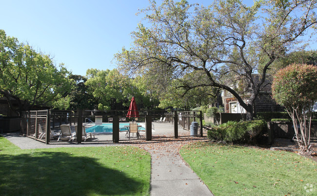 Building Photo - Oak Apartments