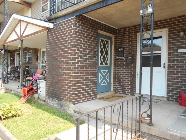 Building Photo - 718 E 18th St