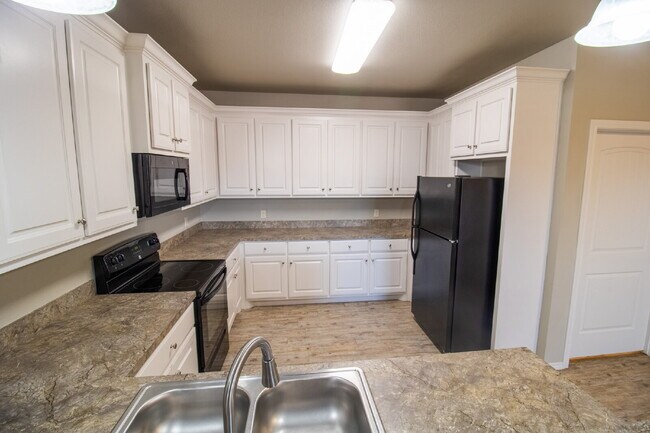 Building Photo - "Spacious 3-Bedroom Duplex -Your Perfect H...
