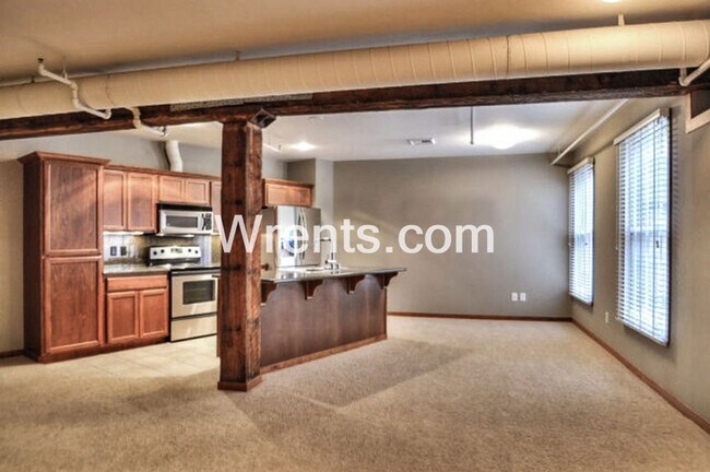Building Photo - Beautiful Condo in the Heart of Downtown S...