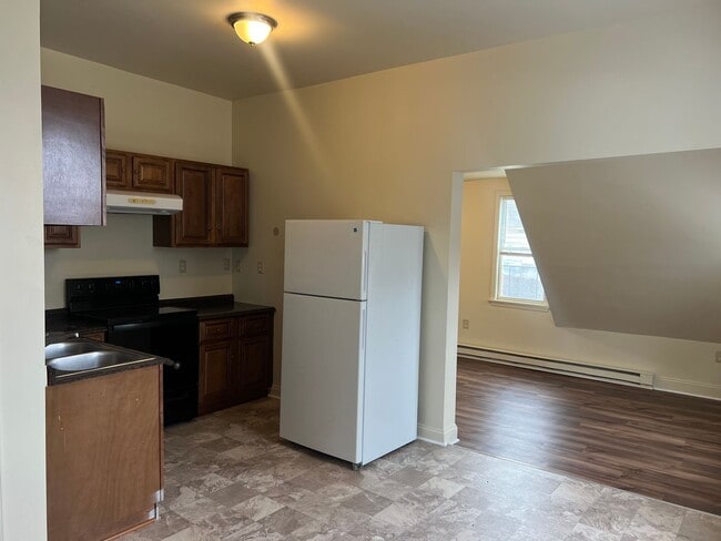 Building Photo - 613 Fremont St