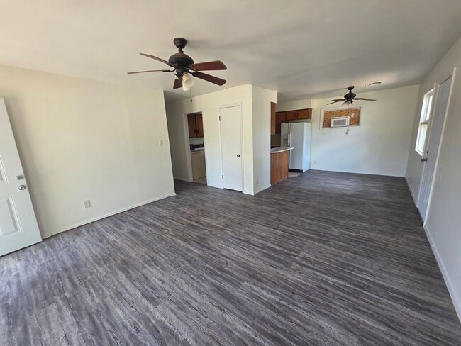 Foto del edificio - 3 Bed / 1 Bath Gem with Fenced Yard & Carport!