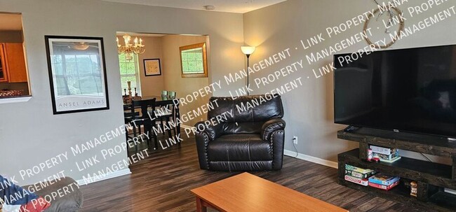 Building Photo - Don't miss this Large 3 or 4 bedroom 2 ful...