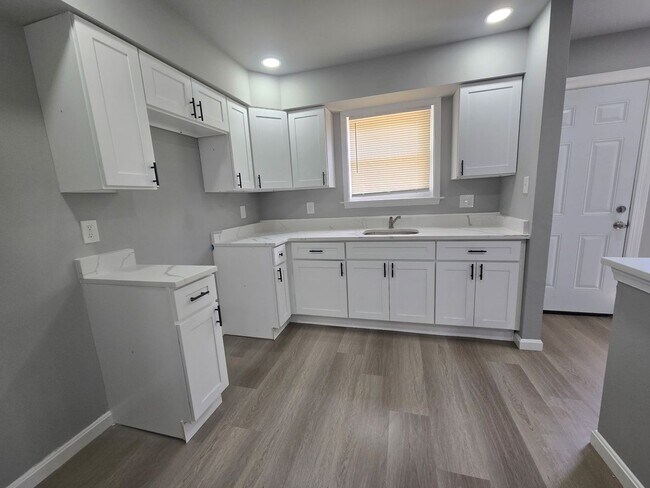 Foto del edificio - **VOUCHER HOLDERS **NEWLY REMODELED TOWNHOME IN CENTRAL LOCATION! 3 BEDROOM 2 1/2 BATH, FINISHED ...
