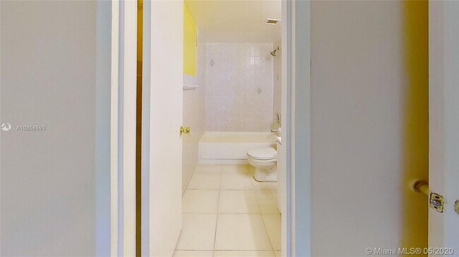 Building Photo - 2821 N Miami Beach Blvd