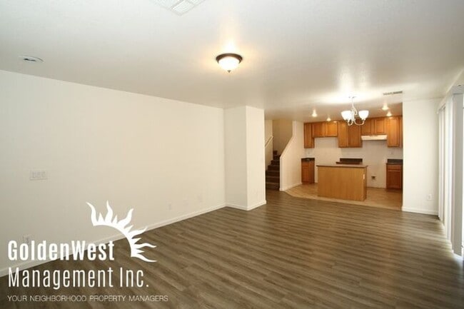 Building Photo - Beautiful Newly Remodeled 3Bdm 2.5Ba Locat...