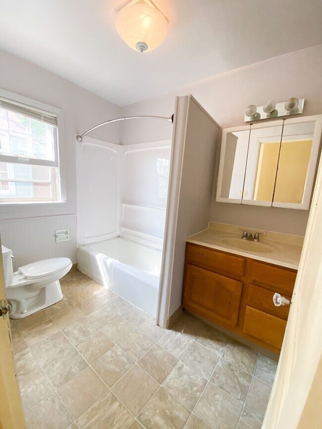 Building Photo - 4 Bedroom 1 Bath Near Campus