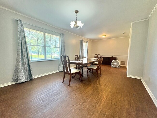 Foto del edificio - Spacious 3-Bed, 2-Bath Home with Large Sho...