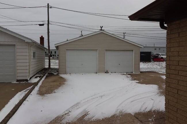 Building Photo - Cozy 2 Bedroom Ranch Duplex