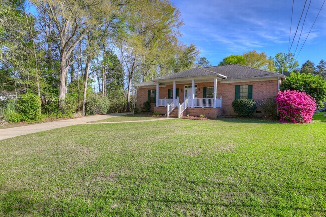 Foto del edificio - Large three bedroom, two bath home for ren...
