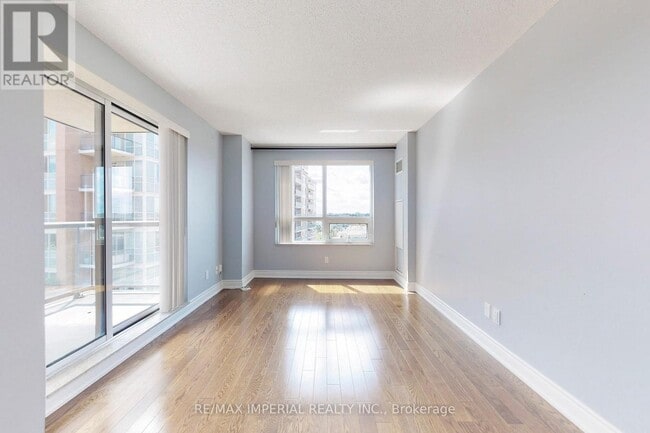 Photo du bâtiment - H-60-1060 S Town Centre Blvd