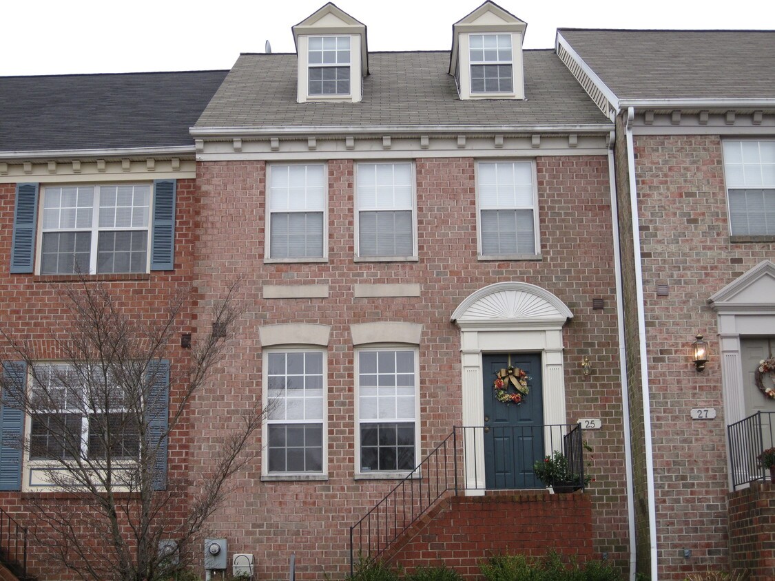 Front - 25 Roger Valley Ct