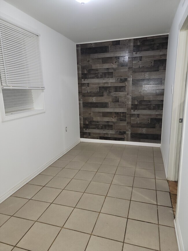 Building Photo - 3032 S 48th Ct