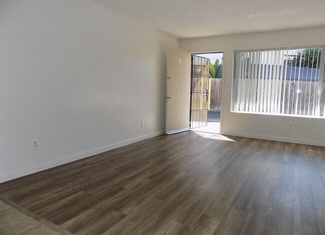 Building Photo - Spacious 2BD/1BA Apartment in Azalea Park ...