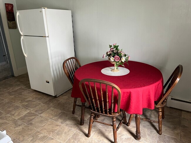 Mesa y sillas de cocina incluidas - 802 Main St