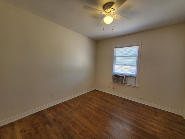 Foto del edificio - Remodeled 3-bedroom 1 bath home with large fenced in back yard!
