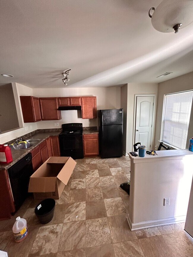 Building Photo - Townhome right for you!