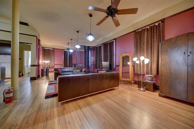 Building Photo - 214 S Austin St