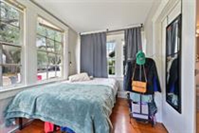 Building Photo - Adorable Cottage Just Steps from LSU's Cam...