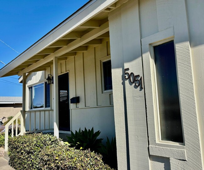 Building Photo - 4BR House in Clairemont with a 2 Car Garag...