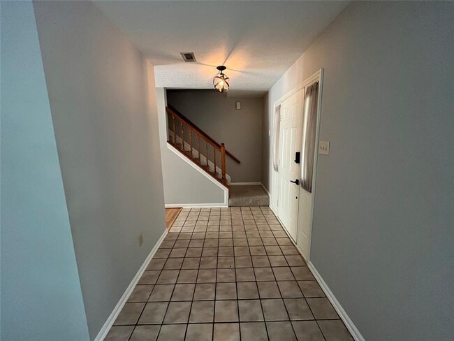 Building Photo - 5622 Maple Square Dr