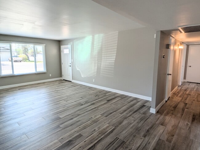 Building Photo - 1604 E El Parque Dr