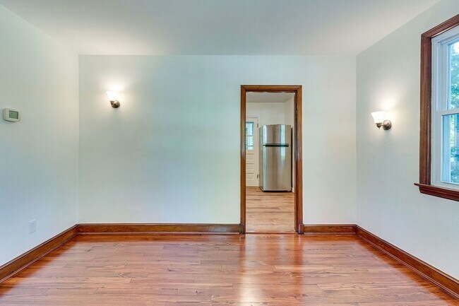 Foto del edificio - Charming 3bd/ 2ba Cape Cod w/ backyard woo...