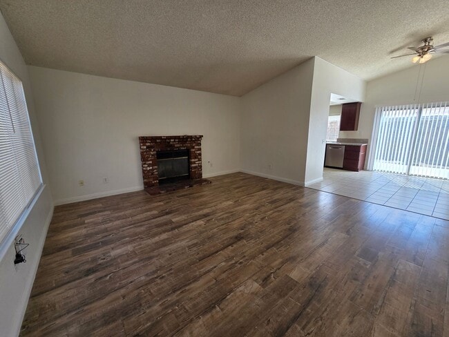 Building Photo - New Listing!