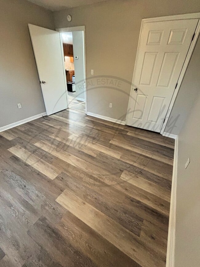 Building Photo - Two Bedroom Ranch Duplex Near N. James Cam...