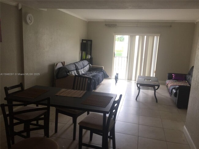 Foto del edificio - 6703 N Kendall Dr