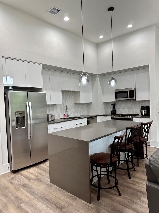 Building Photo - 6642 Del Rio St