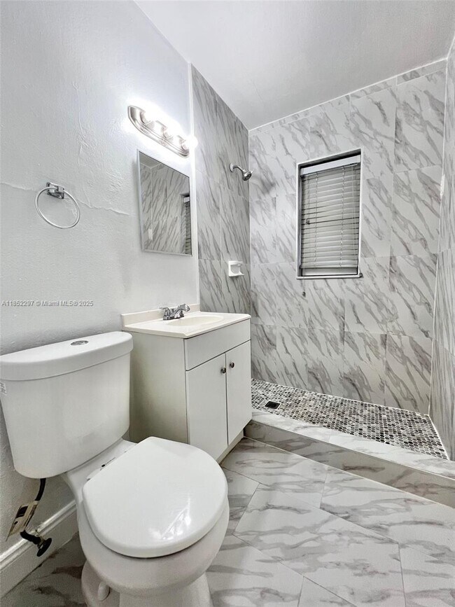 Foto del edificio - 330 NE 70th St