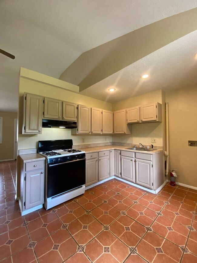 Building Photo - 3 Bedroom Home in Mishawaka
