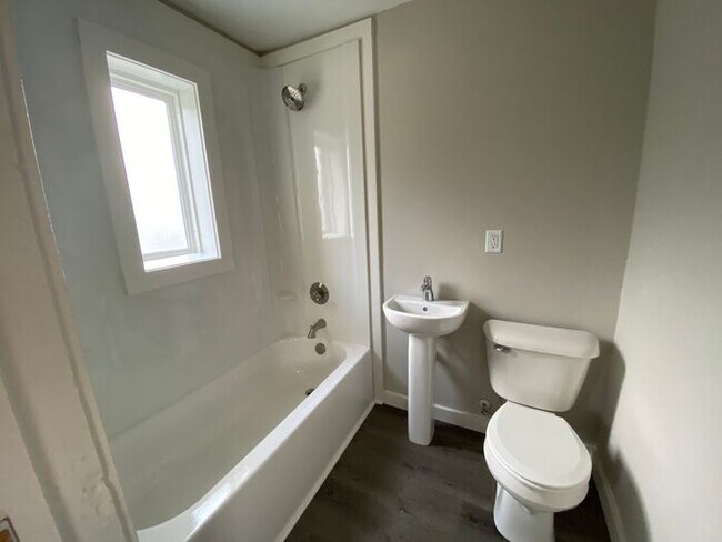 Foto del edificio - Newly Renovated One Bedroom in Elizabeth Park