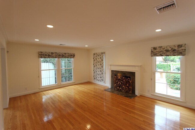Building Photo - 1673 Santa Maria Ave