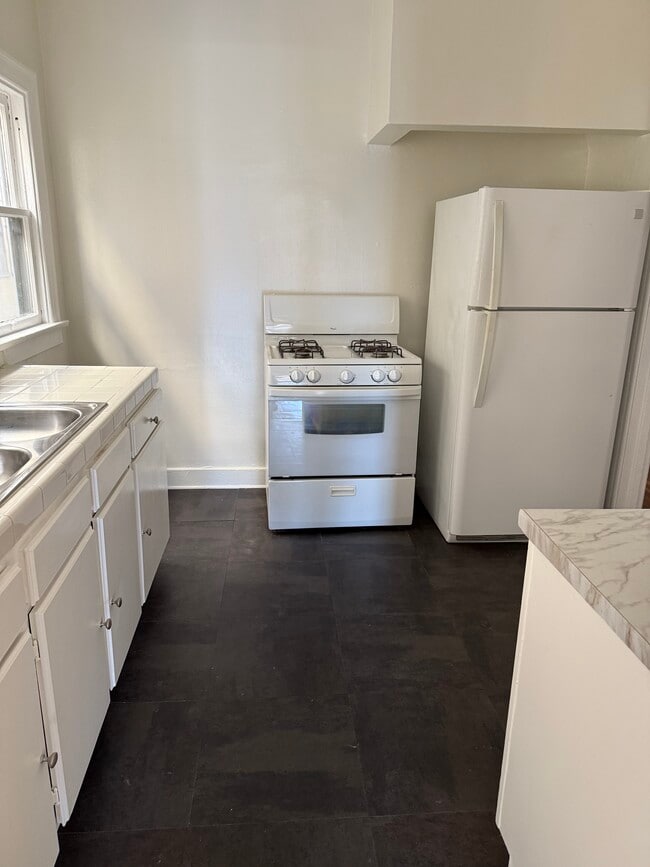 Kitchen - 536 N Spaulding Ave