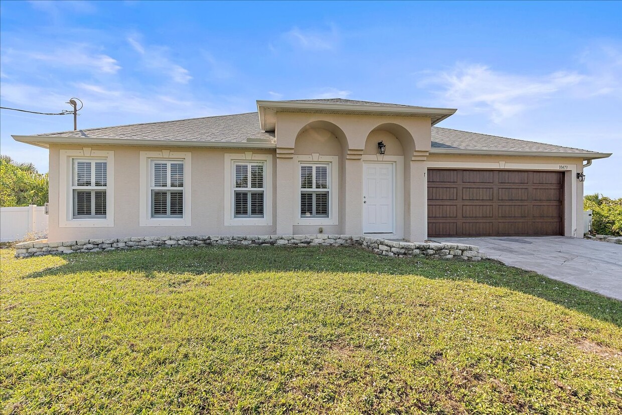 Primary Photo - Beautiful Annual 4 bed/2 bath house availa...