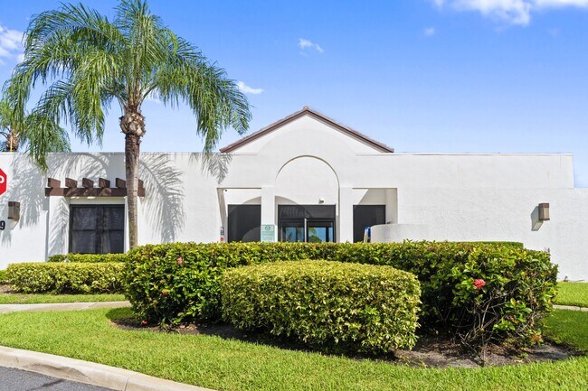 Foto del edificio - 215 Lake Pointe Dr