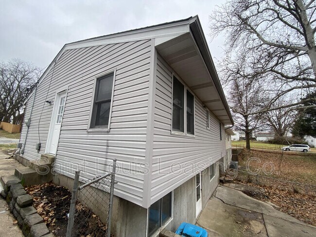 Building Photo - 2407 Gilrose Ave